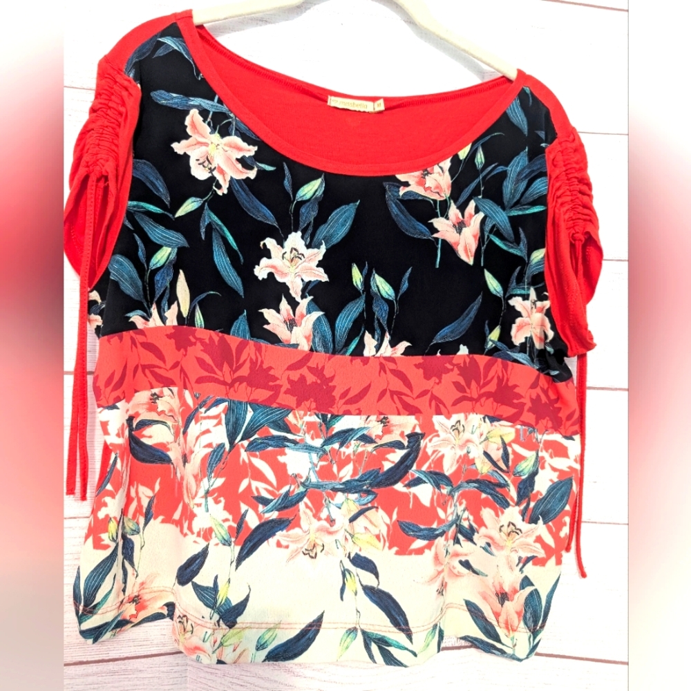 Euc Missbella floral top with ruching and ties on the sleeves .. very cute sz M